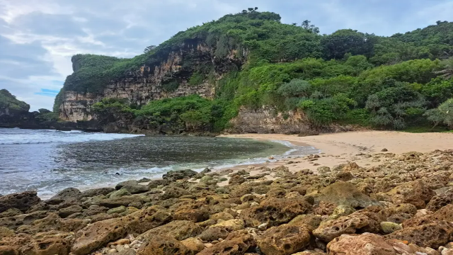 Menyelami Keindahan Alam Pantai Krokoh Gunungkidul
